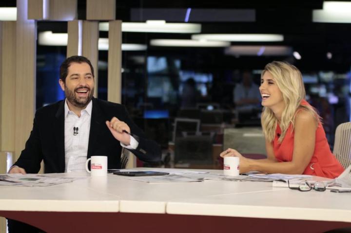 Joana Treptow na bancada do Café com Jornal