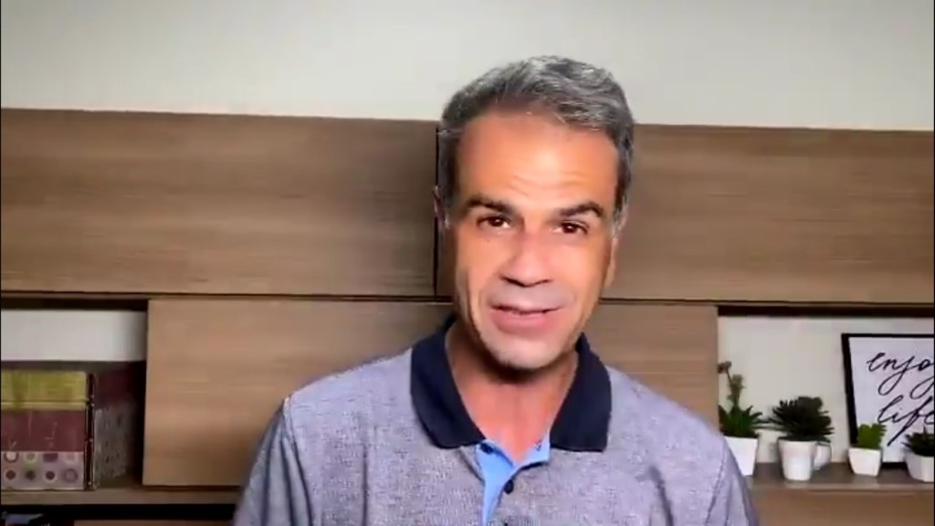 Homem sorrindo pousando para foto

Descrição gerada automaticamente