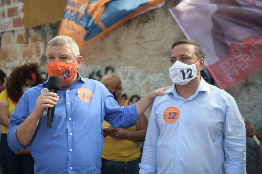 Uma imagem contendo pessoa, edifício, ao ar livre, homem

Descrição gerada automaticamente