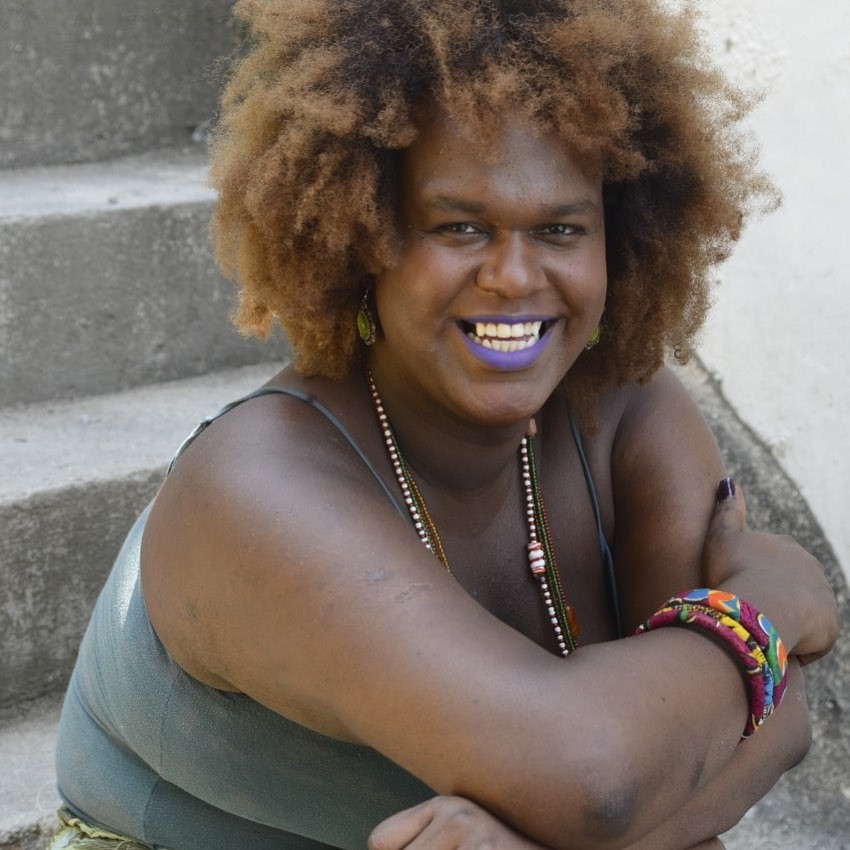 Mulher posando para foto

Descrição gerada automaticamente