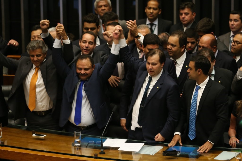 Grupo de pessoas com terno e gravata

Descrição gerada automaticamente