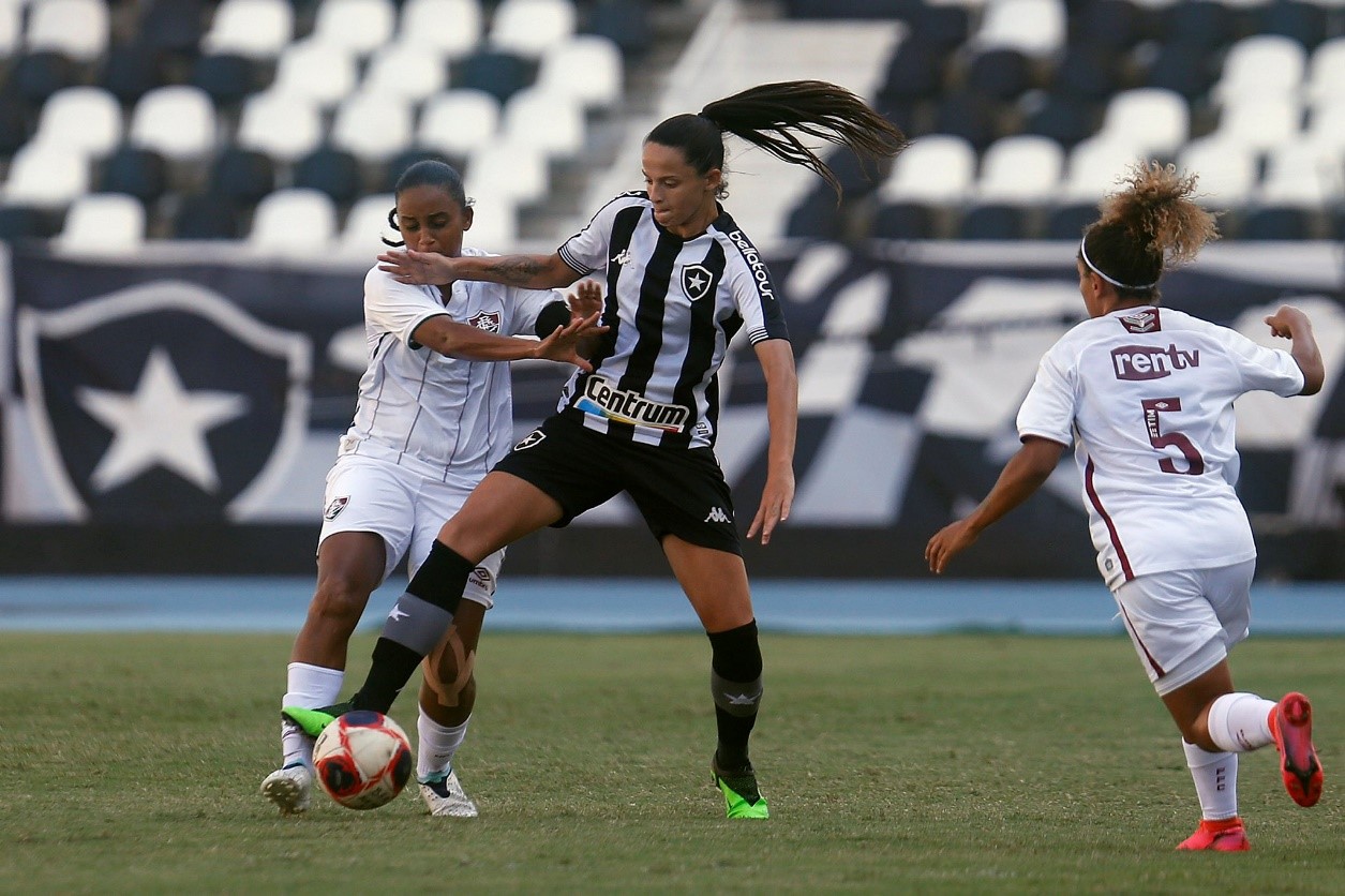 Jogador de futebol com jogadores no campo

Descrição gerada automaticamente