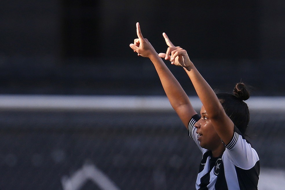 Mulher pulando no ar

Descrição gerada automaticamente com confiança média