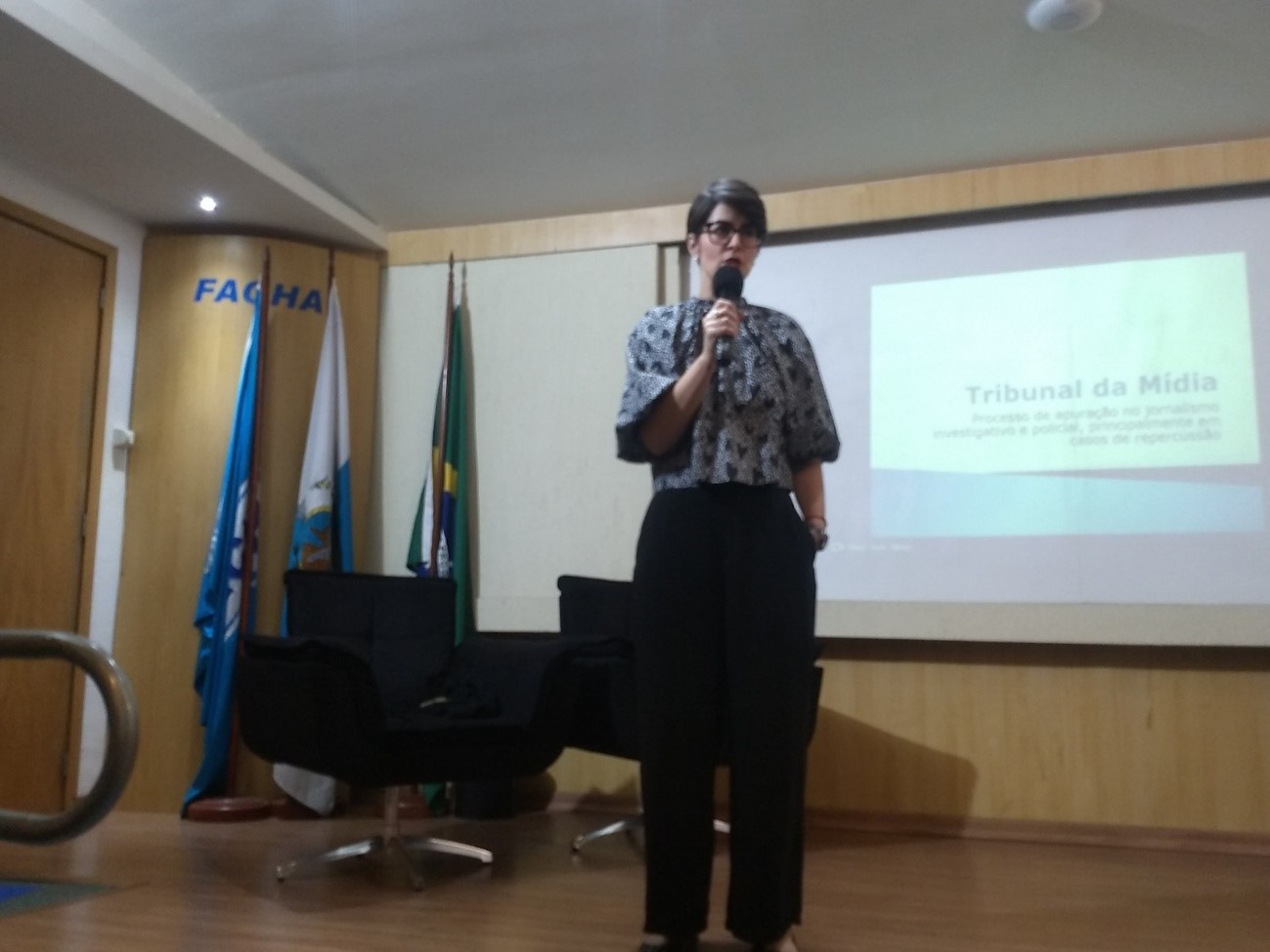 A coordenadora do curso de Direito, Carolina Médici no evento Tribunal da Mídia (Foto: Lucas Furtado Isaias)