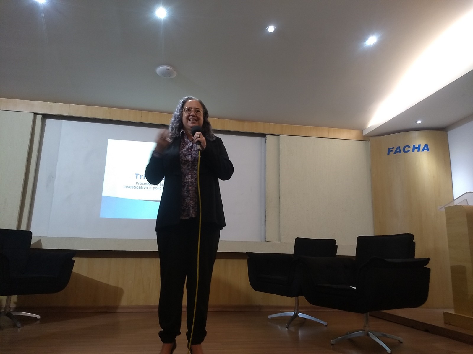 A coordenadora do curso de Jornalismo e editora-chefe do Em Todo Lugar, Ivana Gouveia mediando o evento Tribunal da Mídia (Foto: Lucas Furtado Isaias)
